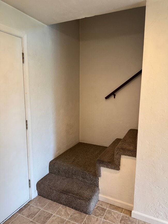 Building Photo - 2 bedroom 1.5 bathroom duplex in Springfield!