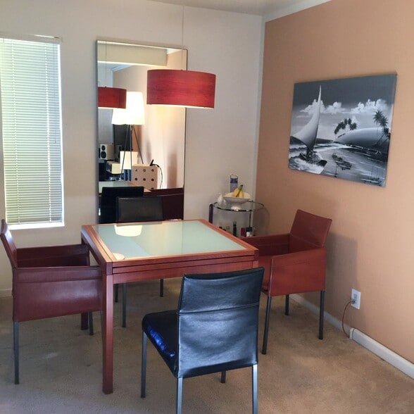 Dining room - 2516 W Middlefield Rd