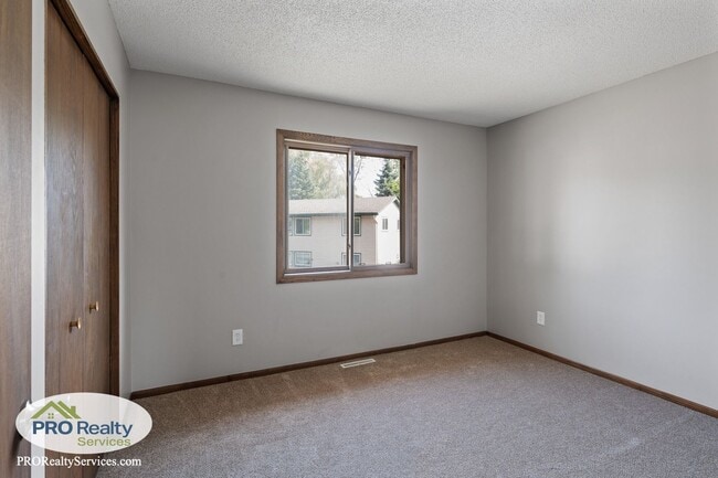 Building Photo - 4 Bedroom Home in Eagan