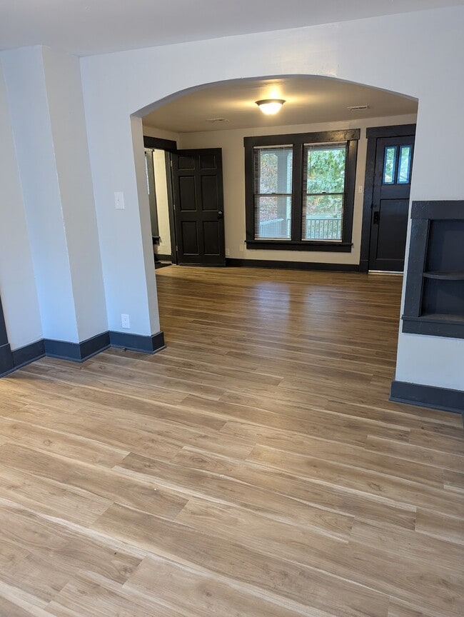 Building Photo - 201 W 10th Ave