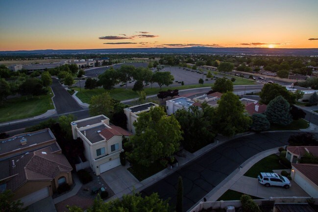 Building Photo - 6809 Medinah Ln NE