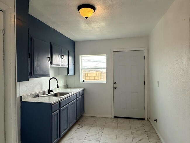 Building Photo - 1910 E California Ave