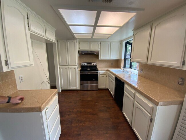 Building Photo - 3 br, 2 bath House - 404 N. Renn Ave
