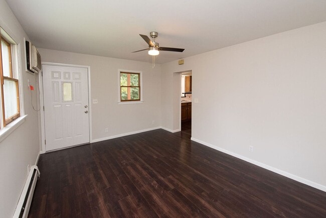 Building Photo - Extra Spacious Top Unit Duplex