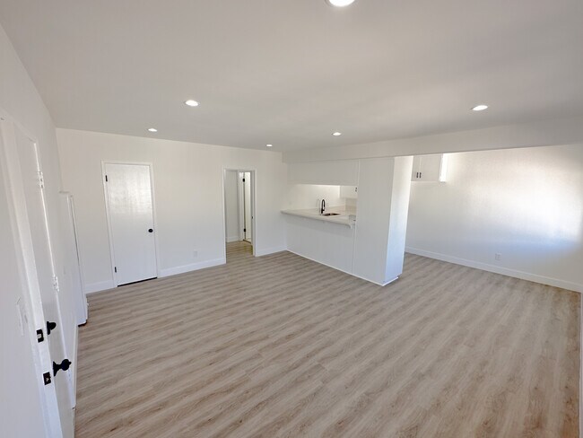 Building Photo - 5315 Lorna St N