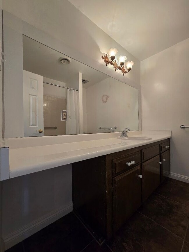 Building Photo - A Fabulous 3 Bedroom Townhome Centrally located.