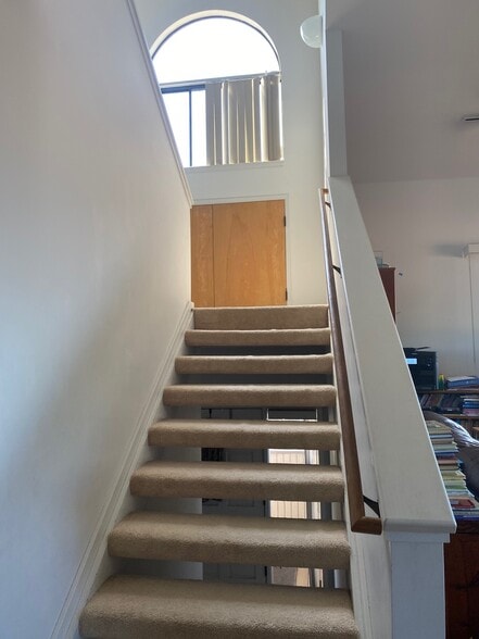 Building Photo - 99-576 Hoio St