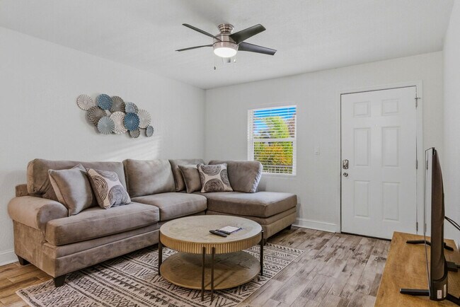 Building Photo - 3911 W Cleveland St