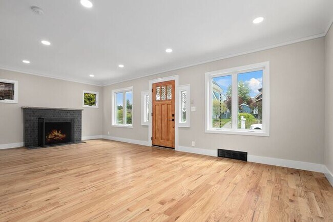Building Photo - Gorgeous Remodeled West Seattle Craftsman w/ Air Conditioning