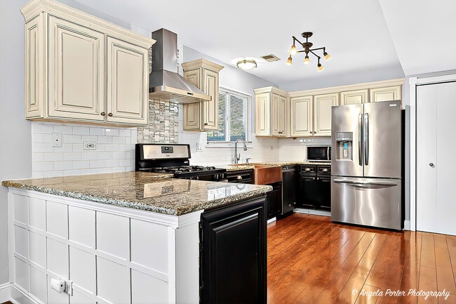 Building Photo - 1161 Hampton Ln