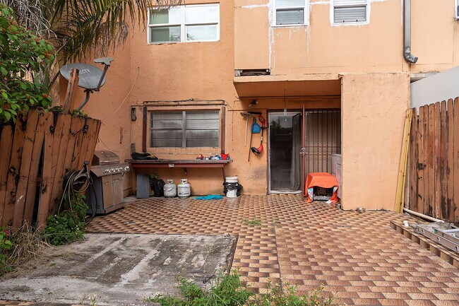 Building Photo - 6620 W 2nd Ct