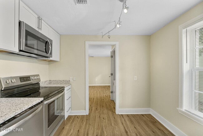 Building Photo - 1020 E 14th Ct