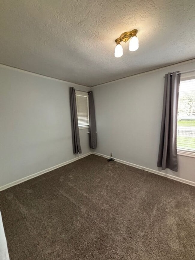 Building Photo - 2 Bedroom 1 Bath Apt in Newberg