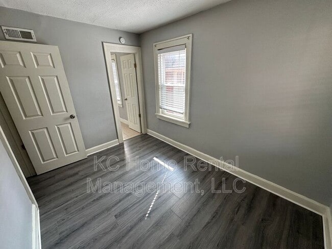 Building Photo - 1112 W 41st Ter