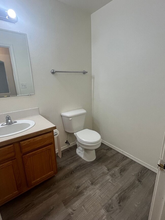 Building Photo - Beautiful Large 3 bedroom 2.5 bath home