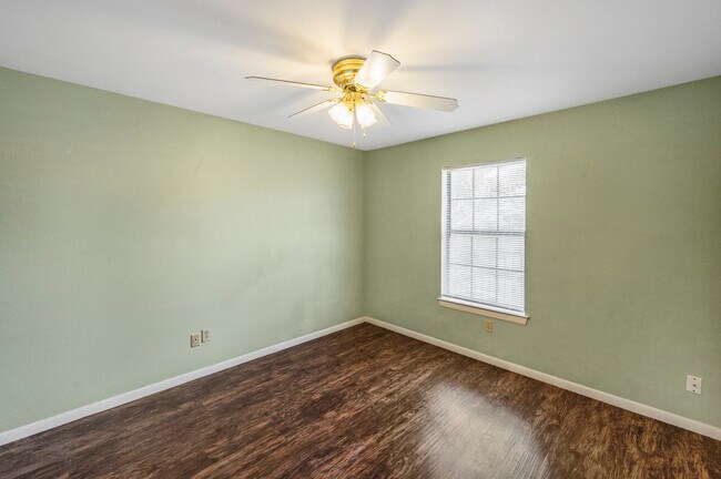 Building Photo - Daughtery Place 1 Bedroom Upstairs Condominium