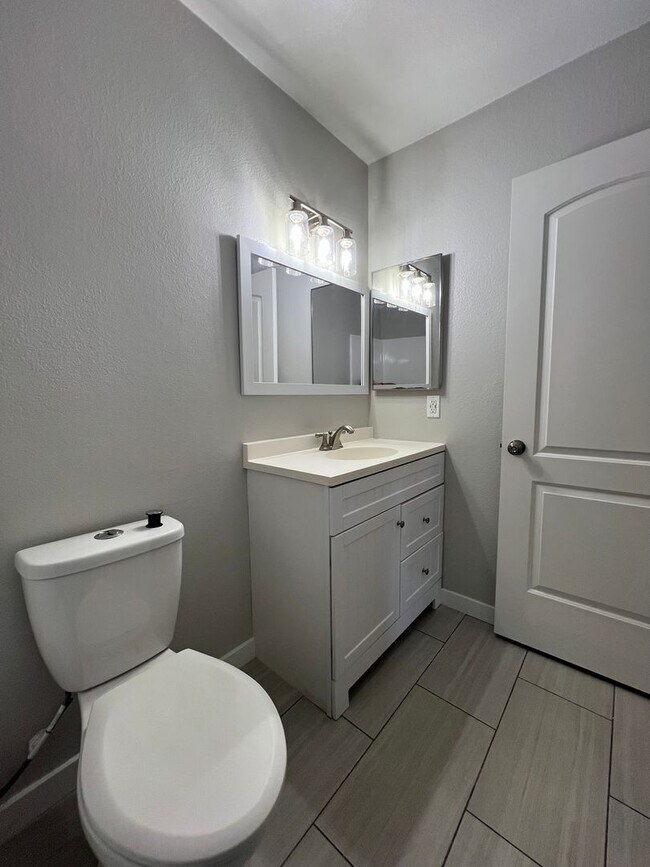 Building Photo - 3 Bedroom, 2 Bathroom