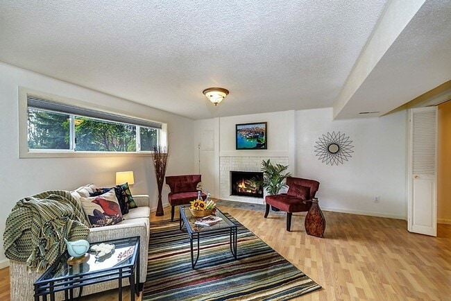 Building Photo - Spacious Redmond 3 BR Home - Close to Parks and Microsoft