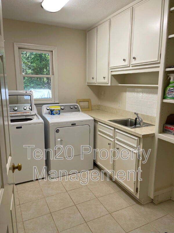 Building Photo - 1544 Glencoe Dr