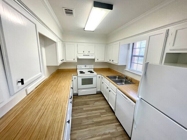 Building Photo - 2 Bed 1 Bath Townhome Available in NE Jack...
