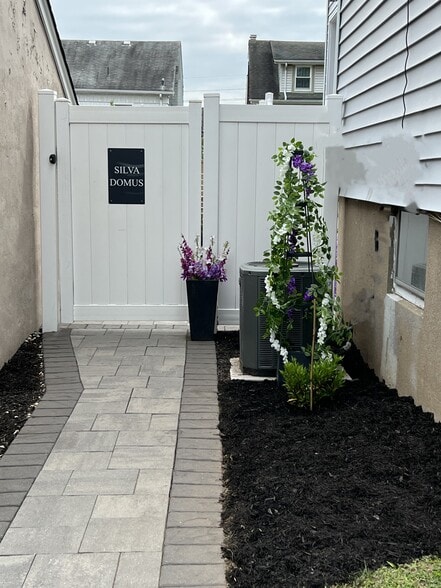 Building Photo - 12 Nutwold Ave