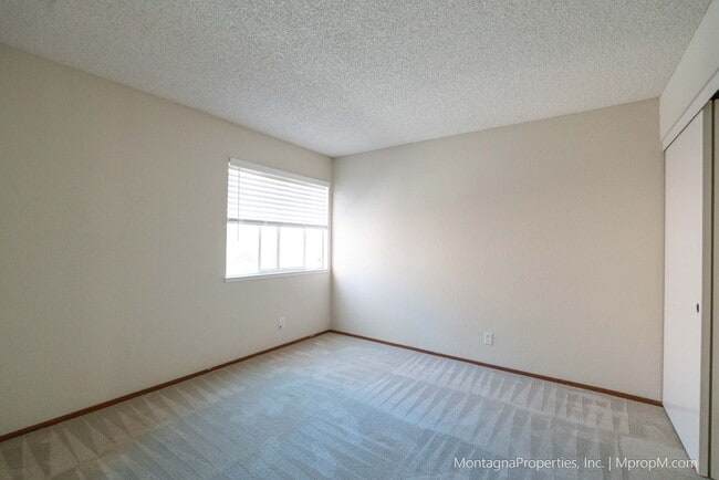 Building Photo - Spacious Townhome - GARAGE - Light and Bri...