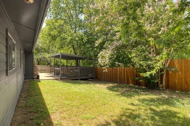 Building Photo - 2205 Trede Dr