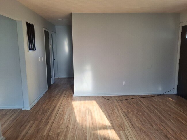 Building Photo - Comfy 2 Bedroom, 1 Bath House located in R...