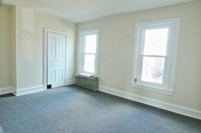 Building Photo - Fifth Street 10 W.