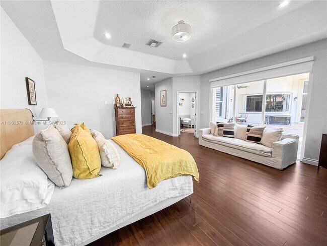 Building Photo - 2514 Poinciana Dr