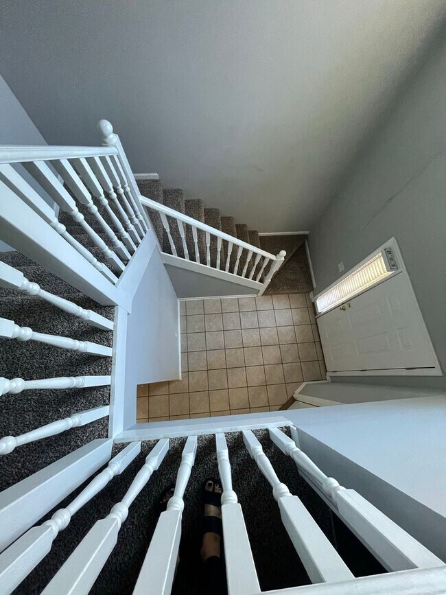 Building Photo - Foxchase Subdivision - End Unit