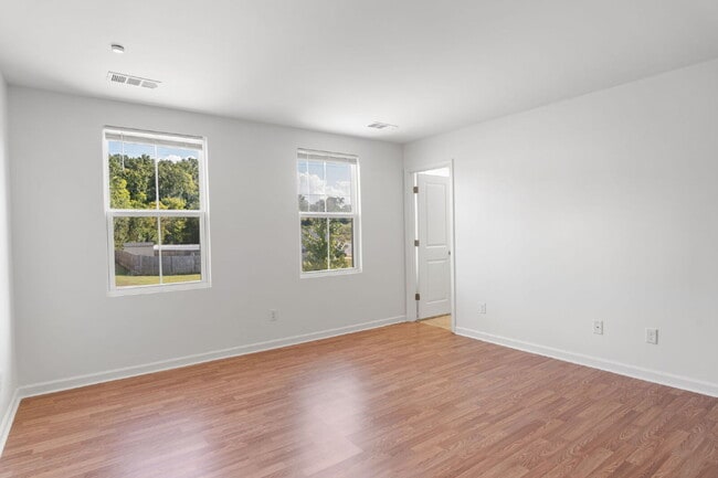 Building Photo - Spacious 4-Bedroom Home for Rent in Prime ...