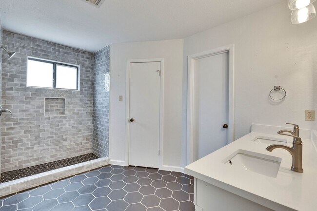 Building Photo - Great 3 bedroom home in South Austin!