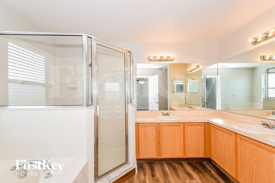 Building Photo - 654 Parakeet Ct