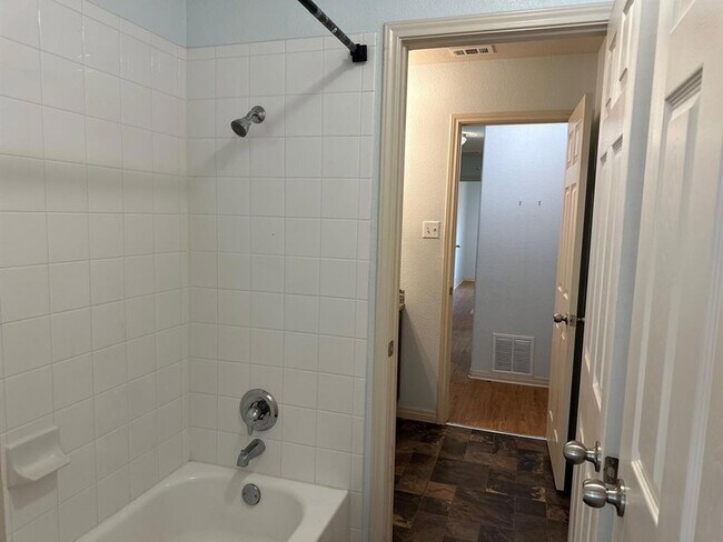 Building Photo - 218 Wildcat Dr