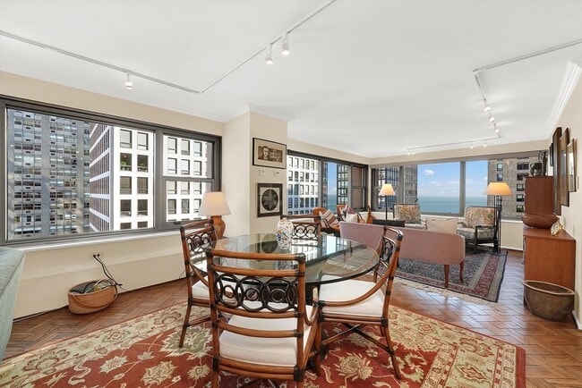 Building Photo - 247 E Chestnut St