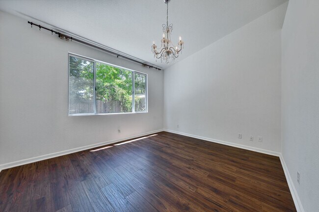 Building Photo - Charming 3-Bed Home in Prime Folsom Locati...