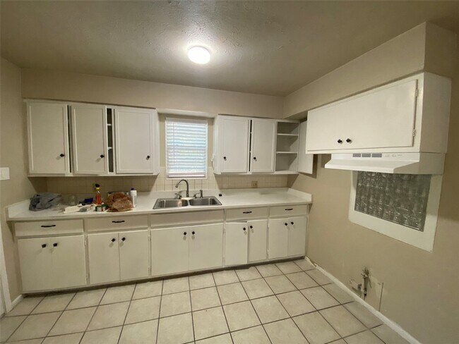Building Photo - 1412 Oakwood Dr