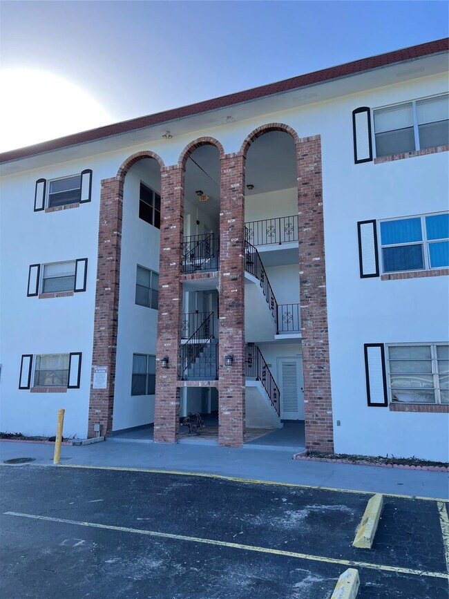 Building Photo - 2420 Johnson St