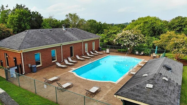 Building Photo - Great 2BA/2.5 BE Brentwood End Unit Townhome!