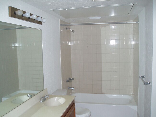 Building Photo - 3-Bed, 2-Bath Home in The Colony, TX
