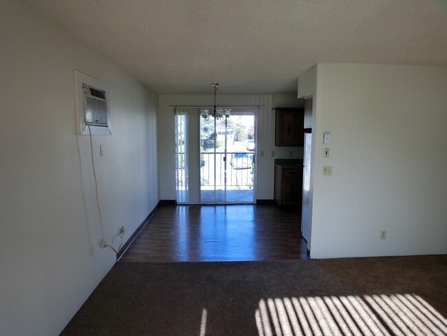 Building Photo - Great centrally located apartment!