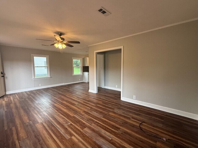Building Photo - 4 Bedroom 1 Bathroom Home Located in Greeneville, TN