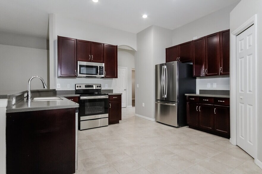 Building Photo - 423 Fern Gulley Dr