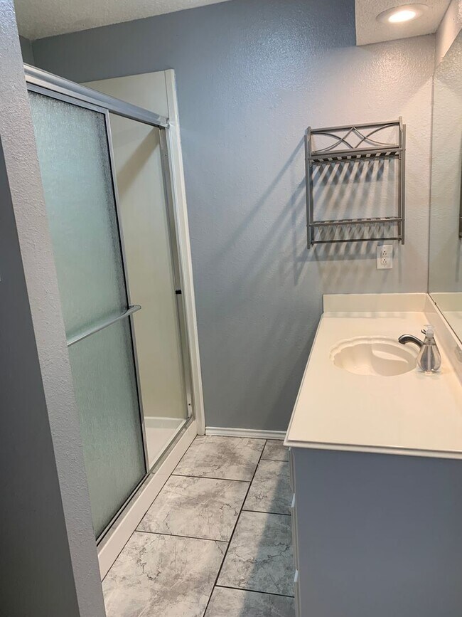 Building Photo - Fantastic 4 Bedroom 2 Bathroom house in So...