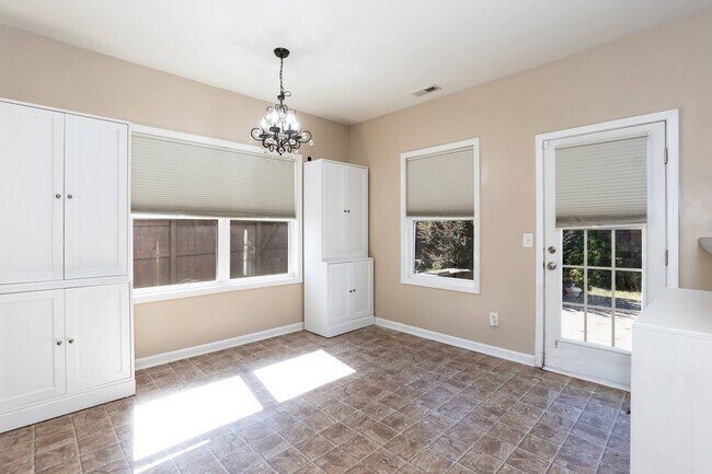 Building Photo - Beautiful 3-Bedroom Single Family Home wit...