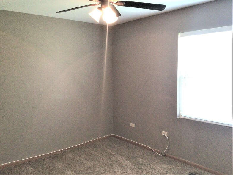 Building Photo - 898 Cottonwood Dr