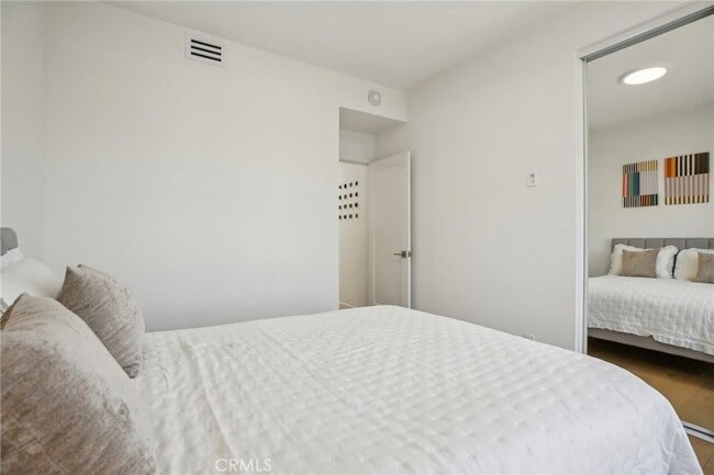 Building Photo - 15 Waterway