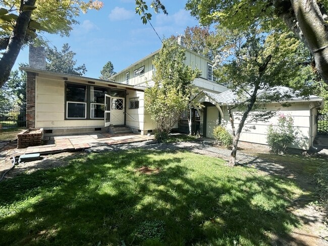 Building Photo - 2109 Alder St