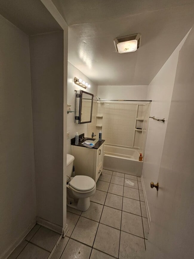Building Photo - Biloxi 2 Bedroom